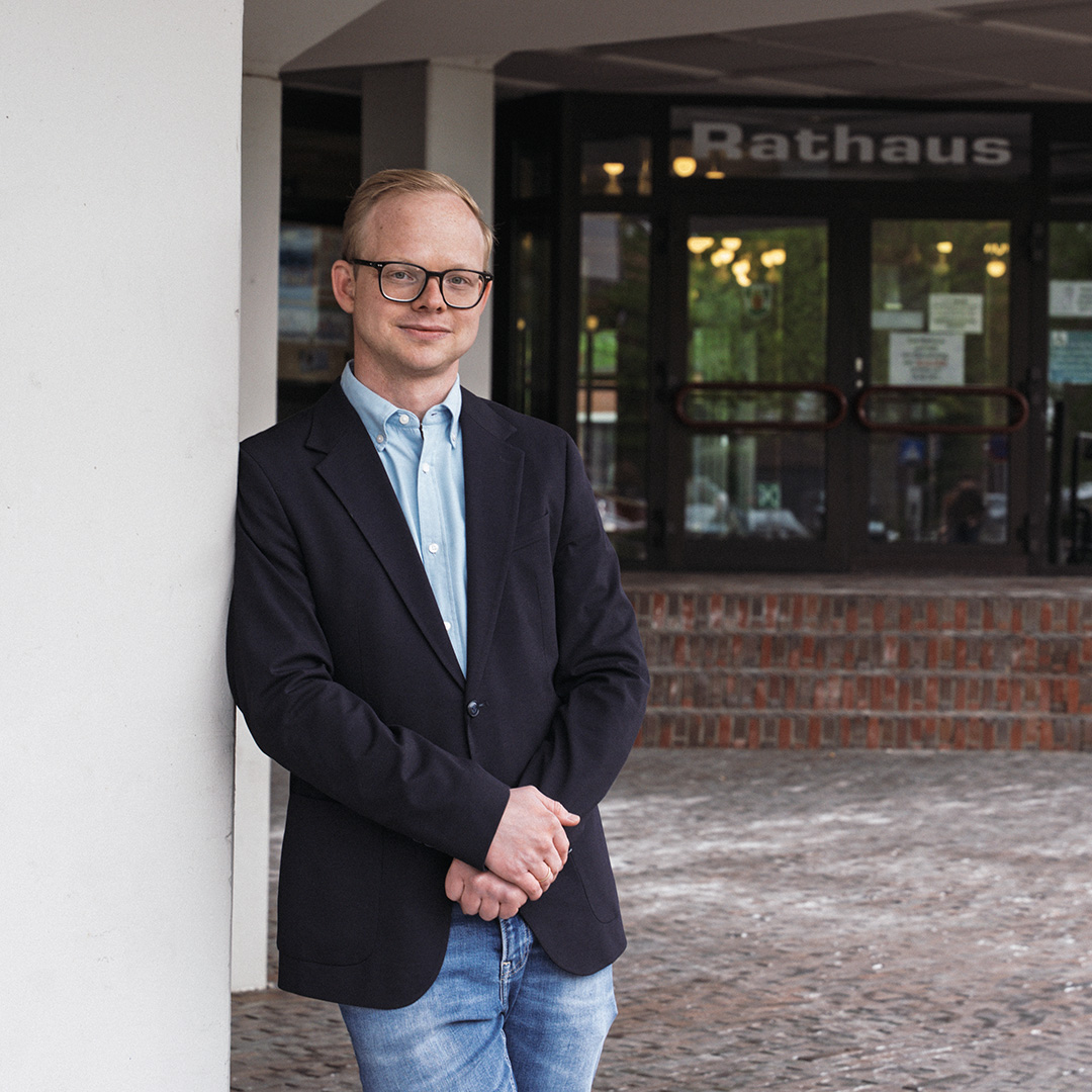 Julian Jetses vor dem Rathaus