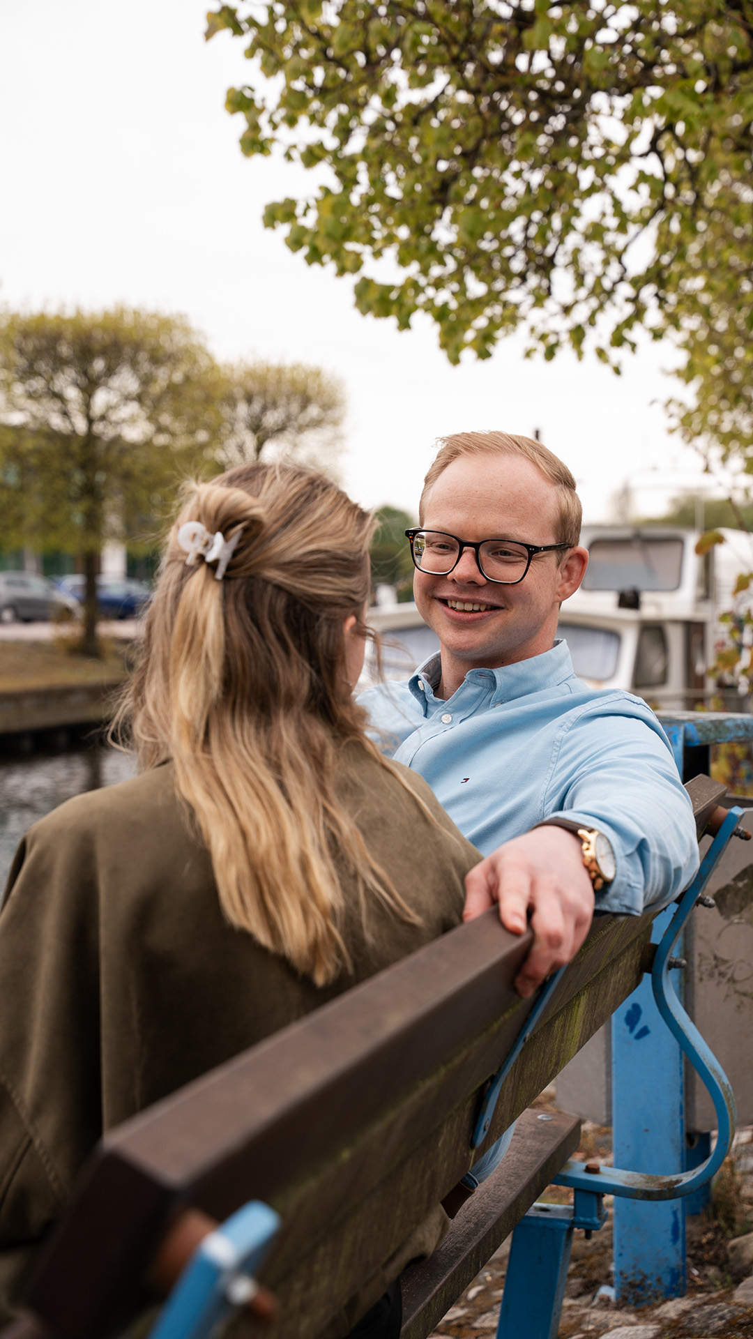 Julian Jetses mit seiner Frau am Auricher Hafen
